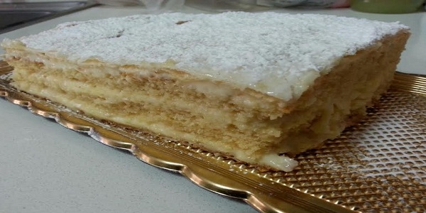 La torta diplomatica, pan di spagna e pasta sfoglia.