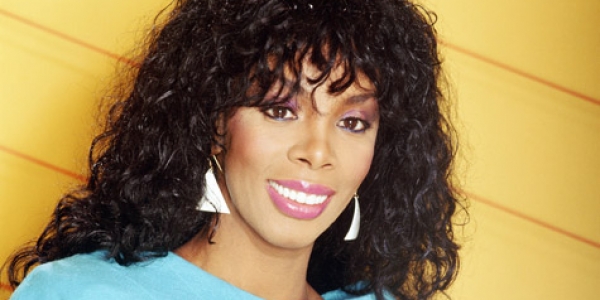 La musica piange Donna Summer.