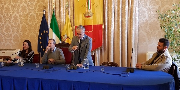 Innamòrati/Innamorà ti di Napoli: de Magistris e Daniele incontrano turisti e cittadini