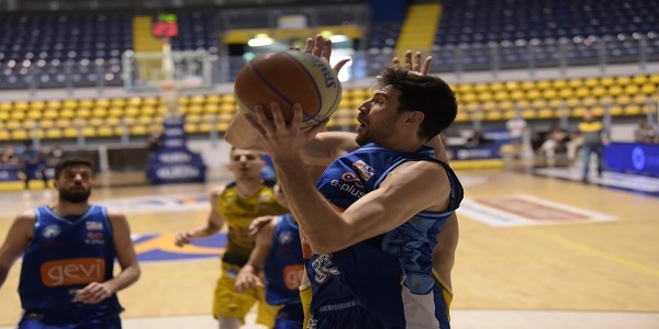 Reale Mutua Torino - GeVi Napoli Basket 75-85. Inizia con una vittoria il Girone bianco