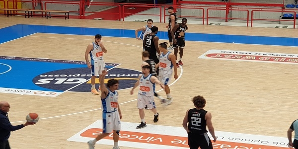 Gevi Napoli Basket-Apu OWW Udine 71 - 63. Ancora una vittoria per gli azzurri.