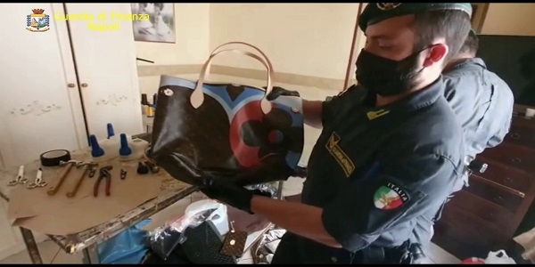 Napoli: droga nascosta in garage, arrestato dalla polizia