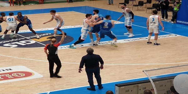 Gevi Napoli Basket-Top Secret Ferrara 78-75: azzurri sul 2-0.