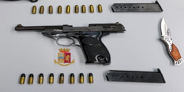 Napoli, Secondigliano: tenta di disfarsi di una pistola durante un controllo, arrestato