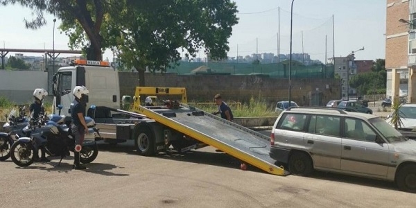 Napoli, Rione Traiano: polizia e municipale rimuovono 68 veicoli privi di RCA