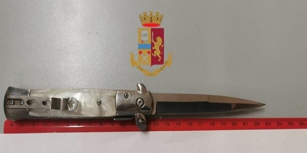 Napoli: trovato in possesso di un coltello, denunciato dalla polizia