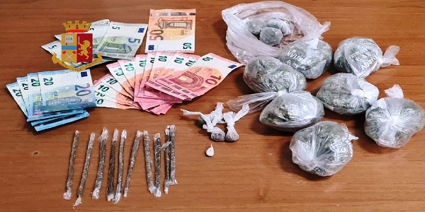 Napoli: scambio droga - soldi, interviene la polizia e arresta lo spacciatore