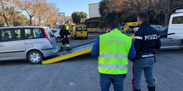 Napoli: sequestrati 17 autoveicoli parcheggiati in strada e privi di copertura assicurativa