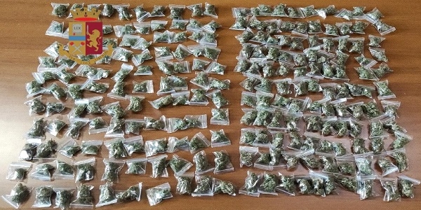 Napoli, Rione Traiano: i 'Falchi' sequestrano circa 300 grammi di marijuana