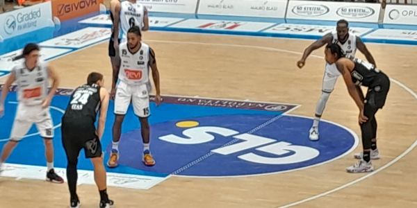 Gevi Napoli Basket- Dolomiti Energia Trentino 69-58, Impresa degli azzurri