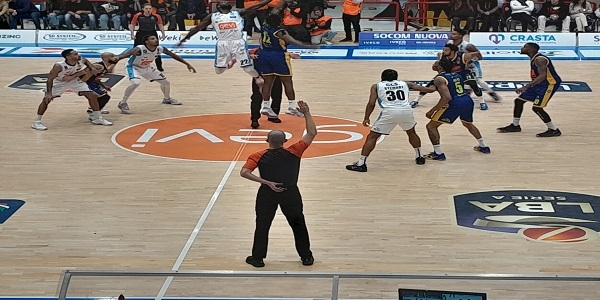 Gevi Napoli Basket-Givova Scafati 71-69. Grande vittoria degli azzurri al termine di una gara combattuta fino alla fine