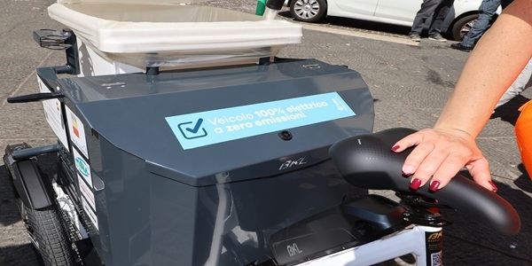 Napoli: bici elettriche per la pulizia della città , presentati i nuovi mezzi Asia