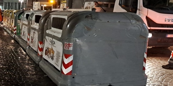 Napoli: rimossi i cassonetti in Piazza Trieste e Trento