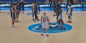 Il Napoli Basket soffre ma batte con pieno merito Bourg en Bresse 84 - 76