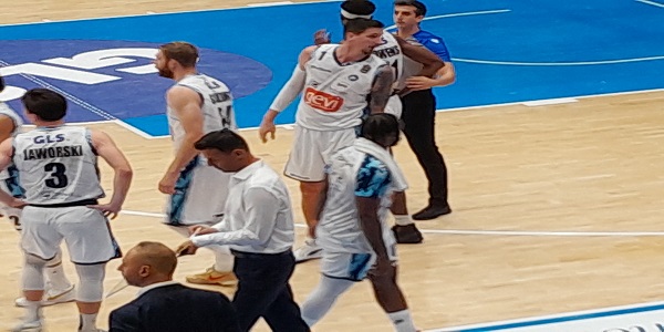 La Gevi Napoli Basket strapazza anche Brindisi. Finisce 90 - 71 per i partenopei, al terzo successo.