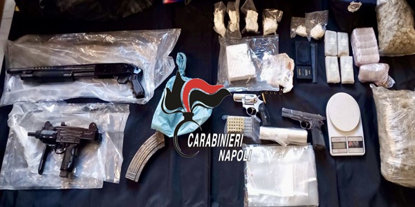 Torre Annunziata: i carabinieri rinvengono armi e droga