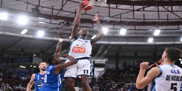 Prima sconfitta in campionato per la Gevi Napoli Basket. Brescia vince 80-71