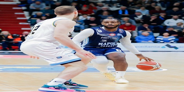 NAPOLI LOTTA, MA CEDE NEL FINALE ALLA VANOLI CREMONA PER 94-85