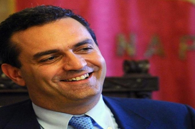 Napoli: Il Sindaco de Magistris firma per proposta di legge RC auto tariffa Italia