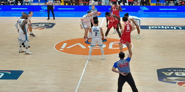 Ancora una sconfitta per il Napoli Basket, Reggio Emilia si impone 76-84