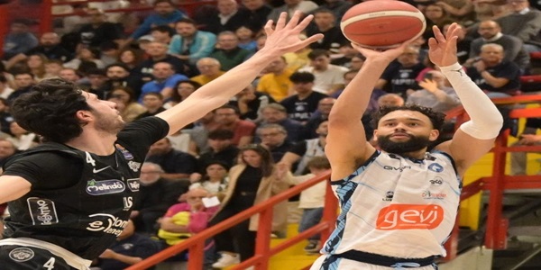 SCONFITTA PER LA GENERAZIONE VINCENTE NAPOLI BASKET: TRENTO SI IMPONE ALLA FRUIT VILLAGE ARENA