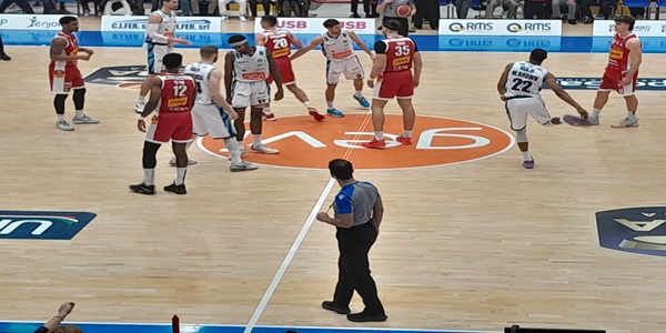 GeviNapoli Basket - Victoria Libertas Pesaro 93-75. Ancora una grande prova, gli azzurri sempre più in alto.