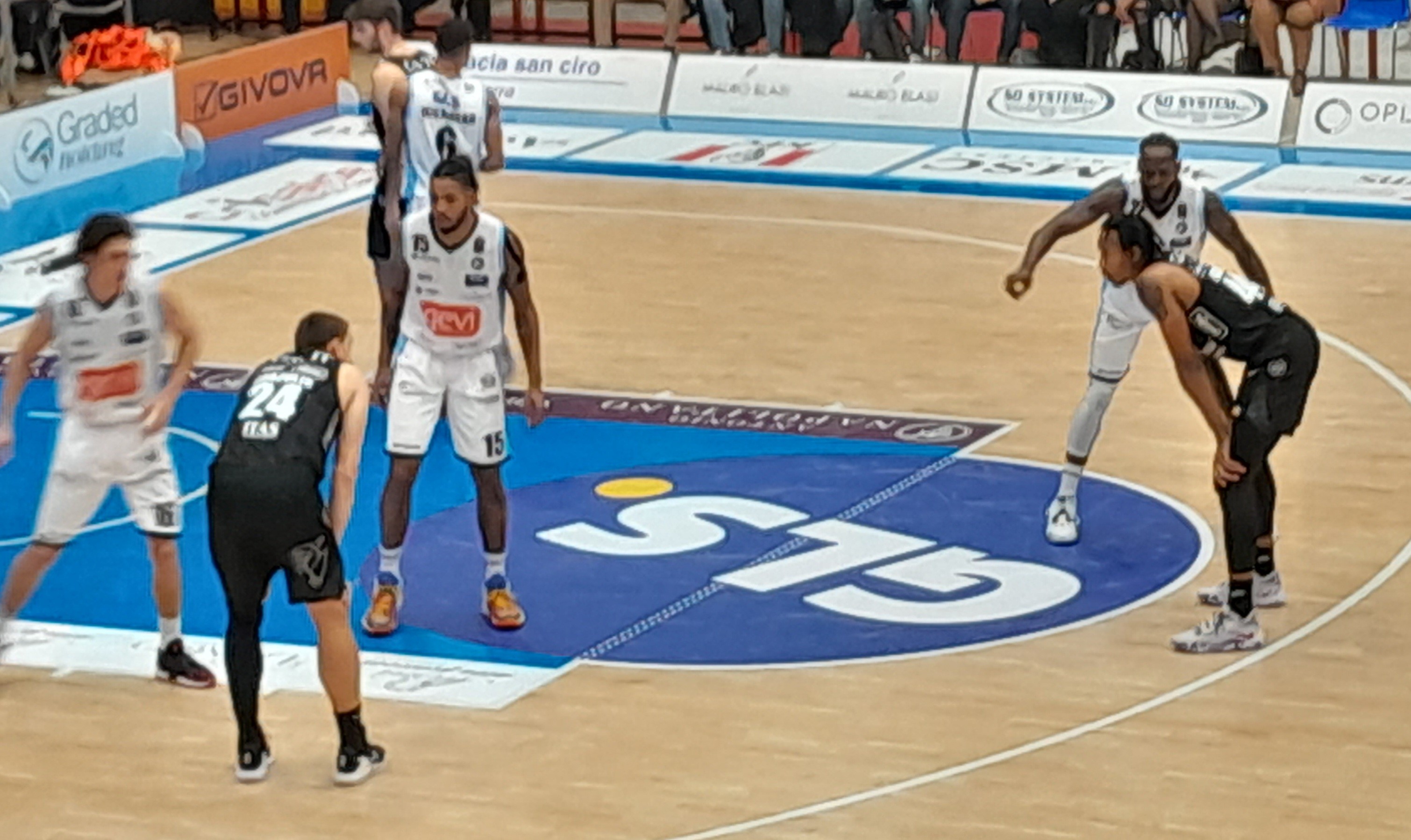 Gevi Napoli Basket- Dolomiti Energia Trentino 69-58, Impresa degli azzurri