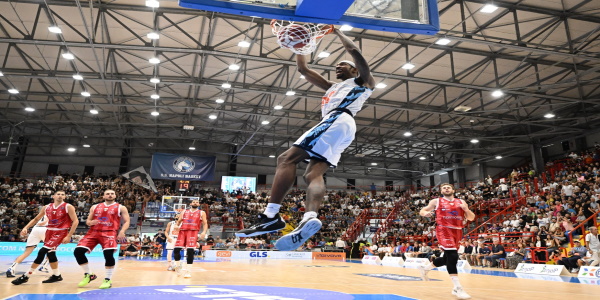 Impresa della GeVi Napoli Basket, battuta 77-68 Milano al PalaBarbuto