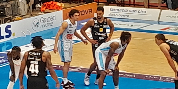 Gevi Napoli  Basket - Dolomiti Energia Trentino 69 - 58, azzurri protagonisti di un grande match