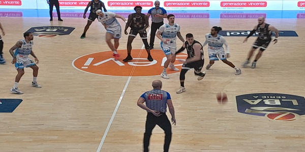 Il Napoli Basket  batte Derthona. La rincorsa salvezza continua