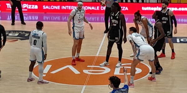 Il Napoli Basket batte la Virtus Bologna e rivede la salvezza