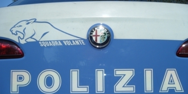 Pompei: la polizia arresta un uomo. Stava danneggiando auto in un centro commerciale