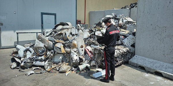 Caivano, Afragola, Arzano e Casoria: stoccaggio illecito di rifiuti, denunciate 3 persone