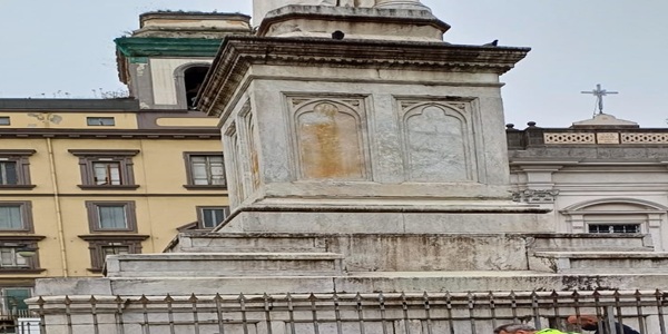 NAPOLI: RIPULITA LA STATUA DI DANTE ALIGHIERI